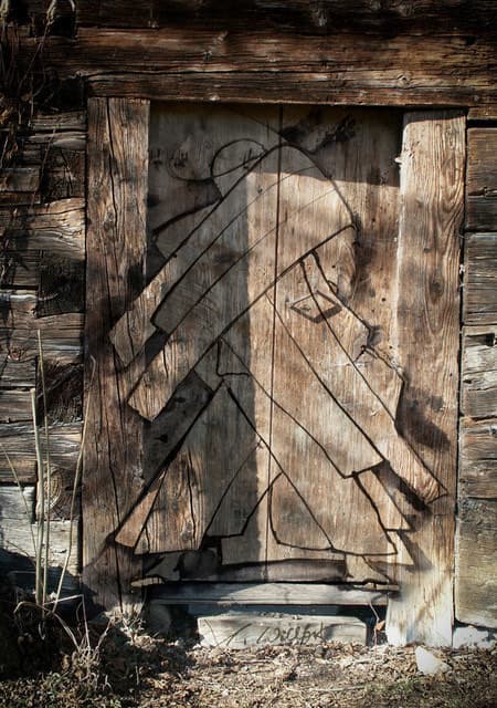 verborgener Engel Holztür — Bild von Michael Willfort