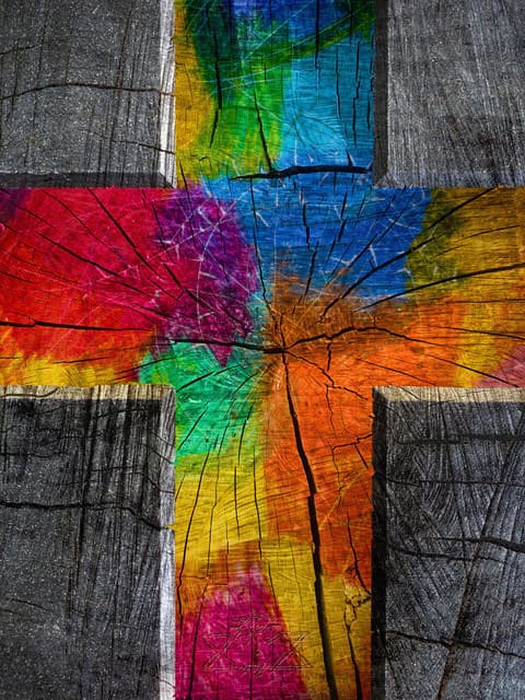 Farben im Holzkreuz — Bild von Michael Willfort
